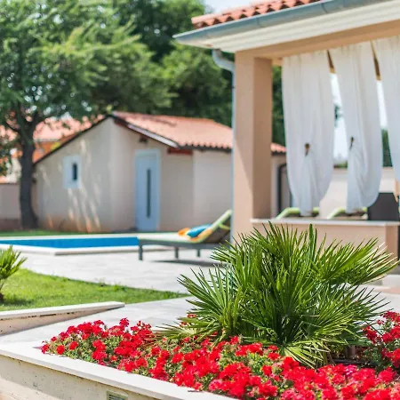 Stylish In Li Njan With Swimming Pool * Ližnjan