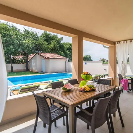 Stylish In Li Njan With Swimming Pool * Ližnjan