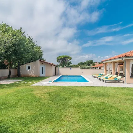 Stylish In Li Njan With Swimming Pool * Ližnjan